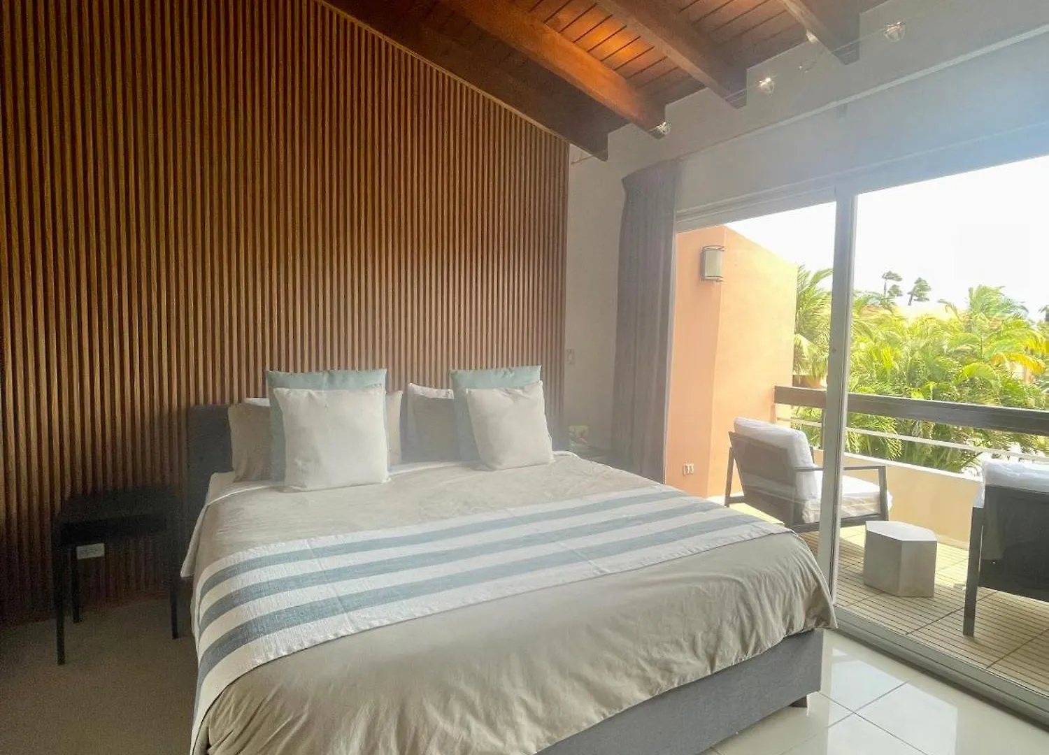 Eagle Beach Luxury House, Walking Distance To The Beach Palm Beach Dom wakacyjny